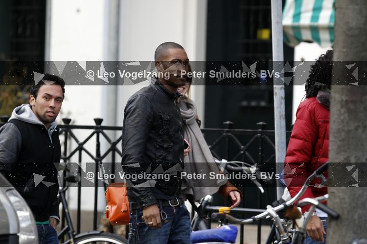 Amsterdam 16 maart 2010
Doutzen Kroes in Amsterdam. Haar vriend Sunnery James komt bij het amerikaanse consulaat blij naar buiten omdat een werkvisum voor Amerika heeft gekregen.
Peter Smulders bv