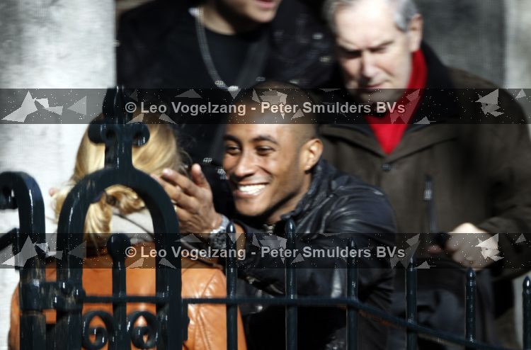 Amsterdam 16 maart 2010
Doutzen Kroes in Amsterdam. Haar vriend Sunnery James komt bij het amerikaanse consulaat blij naar buiten omdat een werkvisum voor Amerika heeft gekregen.
Peter Smulders bv