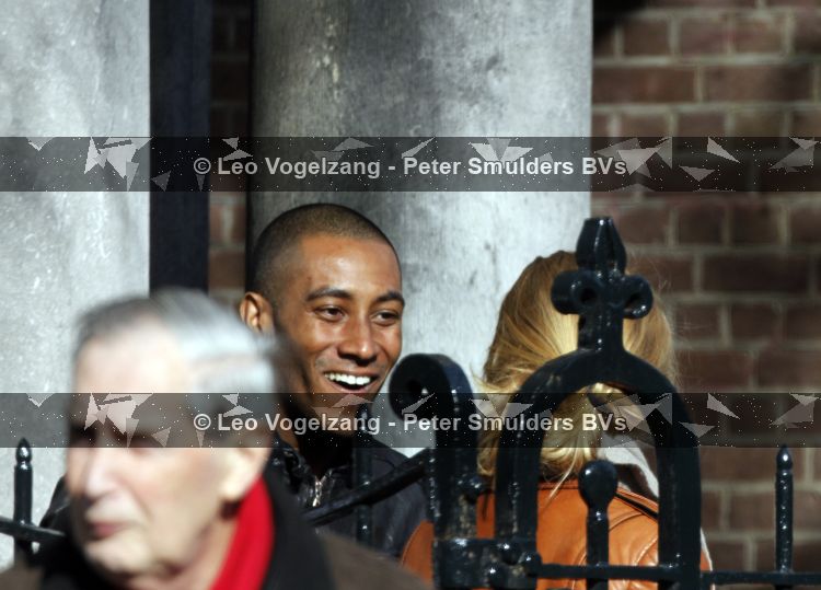 Amsterdam 16 maart 2010
Doutzen Kroes in Amsterdam. Haar vriend Sunnery James komt bij het amerikaanse consulaat blij naar buiten omdat een werkvisum voor Amerika heeft gekregen.
Peter Smulders bv