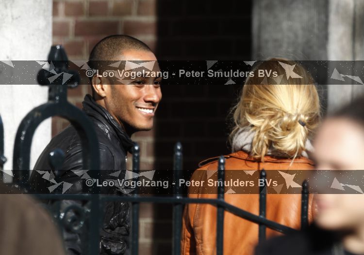Amsterdam 16 maart 2010
Doutzen Kroes in Amsterdam. Haar vriend Sunnery James komt bij het amerikaanse consulaat blij naar buiten omdat een werkvisum voor Amerika heeft gekregen.
Peter Smulders bv