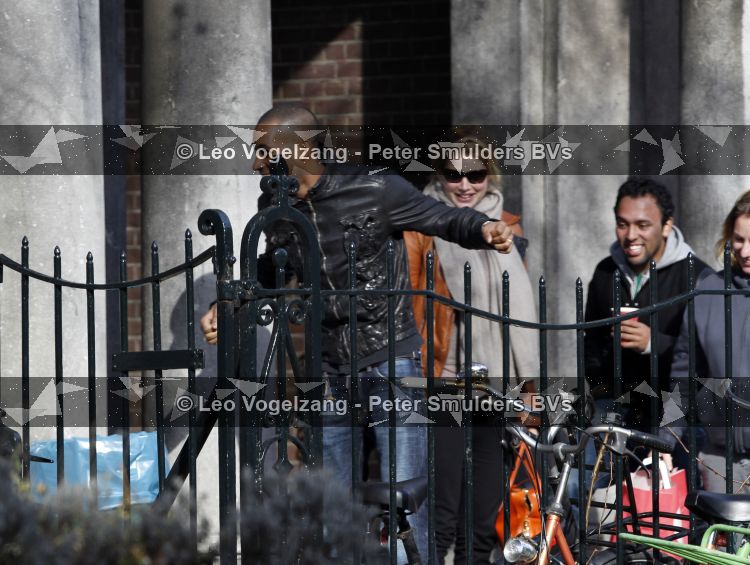 Amsterdam 16 maart 2010
Doutzen Kroes in Amsterdam. Haar vriend Sunnery James komt bij het amerikaanse consulaat blij naar buiten omdat een werkvisum voor Amerika heeft gekregen.
Peter Smulders bv