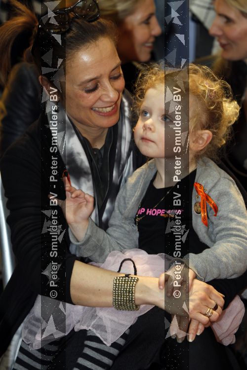 Amsterdam 14 maart 2010
Modeshow in de bijenkorf met diversen Bn ers voor Orange Babies. Suzanne Klemann met dochter
Peter Smulders bv