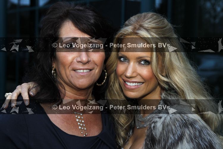 Hillegom 20 maart 2010
Modeshow dani bles. Sylvie v d Vaart met schoonmoeder
Peter Smulders bv