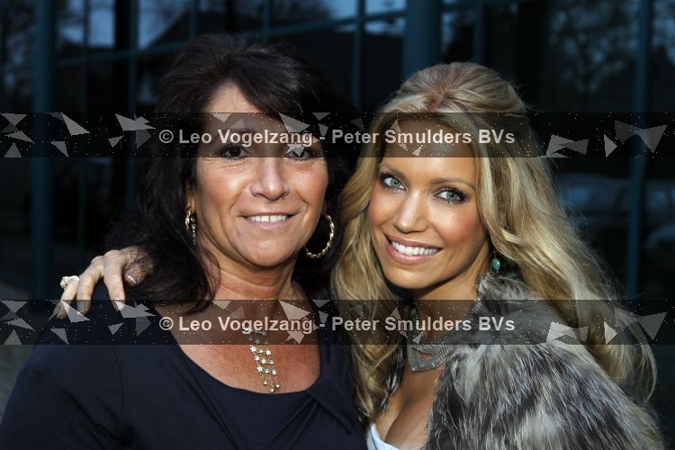 Hillegom 20 maart 2010
Modeshow dani bles. Sylvie v d Vaart met schoonmoeder
Peter Smulders bv