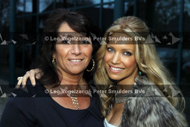 Hillegom 20 maart 2010
Modeshow dani bles. Sylvie v d Vaart met schoonmoeder
Peter Smulders bv