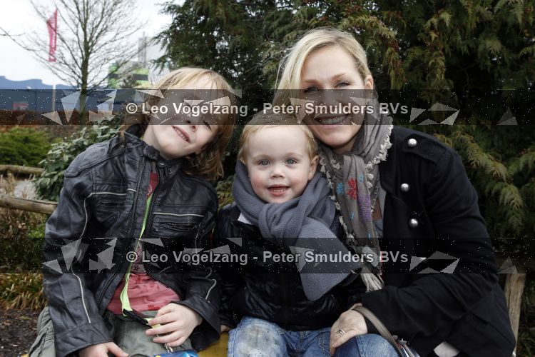 Harderwijk 20 maart 2010
Premiere show in het dolfinarium. Tanja Jess met kinderen
Peter Smulders bv