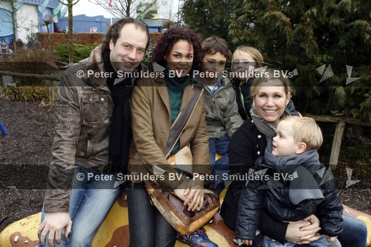 Harderwijk 20 maart 2010
Premiere show in het dolfinarium. Tanja Jess met kinderen en Chimene v Oosterhout met zoon en vriend
Peter Smulders bv