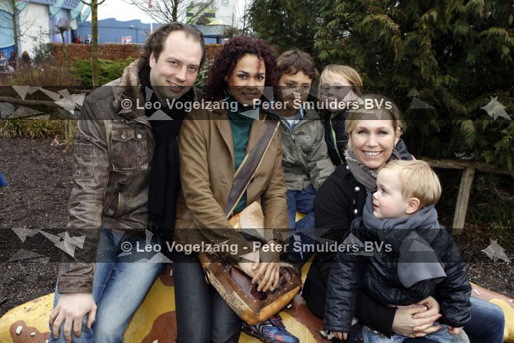 Harderwijk 20 maart 2010
Premiere show in het dolfinarium. Tanja Jess met kinderen en Chimene v Oosterhout met zoon en vriend
Peter Smulders bv