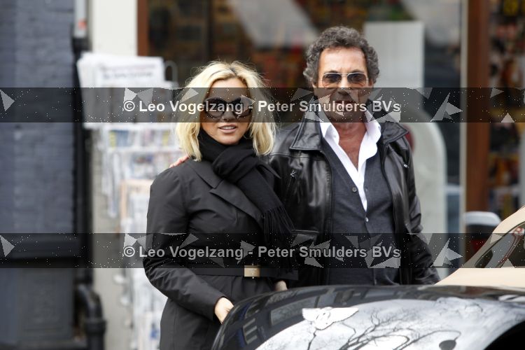 Amsterdam 27 maart 2010
Ronnie Rosenbaum en Tatjana Simic bij bentley cabrio met TAT 900 kenteken.
Peter Smulders bv