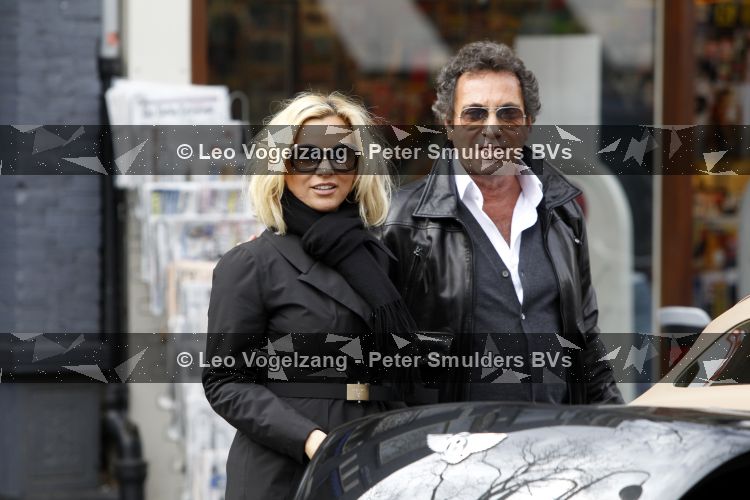 Amsterdam 27 maart 2010
Ronnie Rosenbaum en Tatjana Simic bij bentley cabrio met TAT 900 kenteken.
Peter Smulders bv
