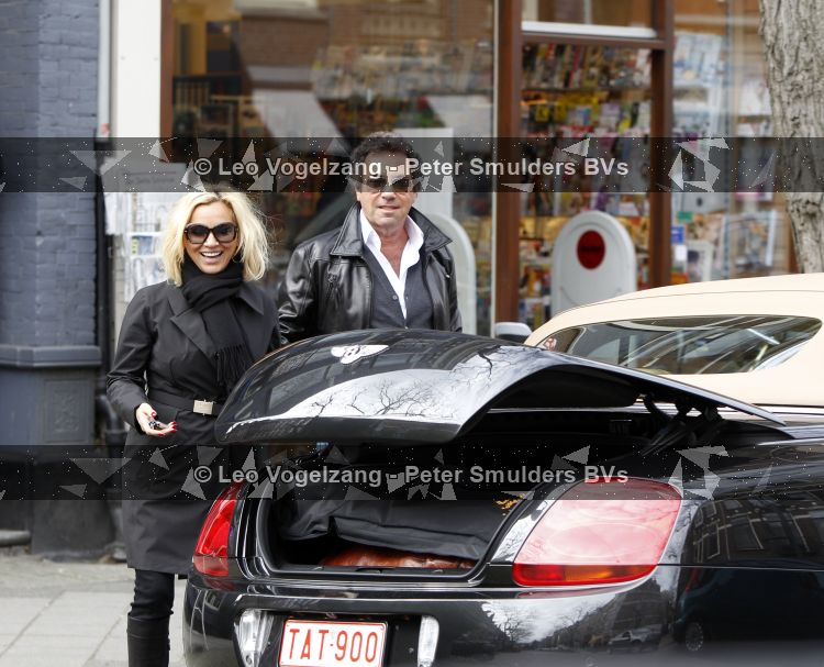Amsterdam 27 maart 2010
Ronnie Rosenbaum en Tatjana Simic bij bentley cabrio met TAT 900 kenteken.
Peter Smulders bv