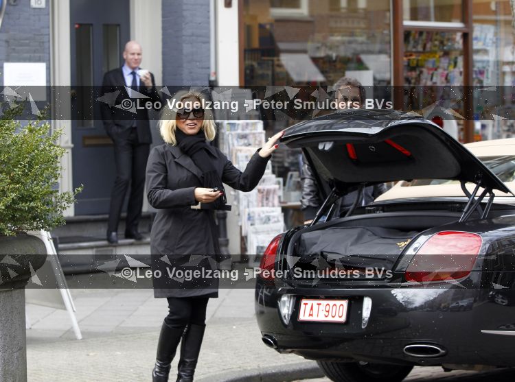 Amsterdam 27 maart 2010
Ronnie Rosenbaum en Tatjana Simic bij bentley cabrio met TAT 900 kenteken.
Peter Smulders bv