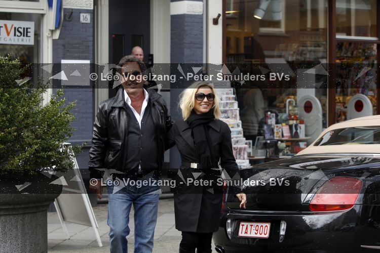 Amsterdam 27 maart 2010
Ronnie Rosenbaum en Tatjana Simic bij bentley cabrio met TAT 900 kenteken.
Peter Smulders bv