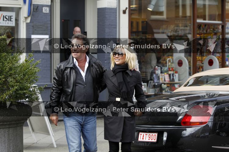 Amsterdam 27 maart 2010
Ronnie Rosenbaum en Tatjana Simic bij bentley cabrio met TAT 900 kenteken.
Peter Smulders bv