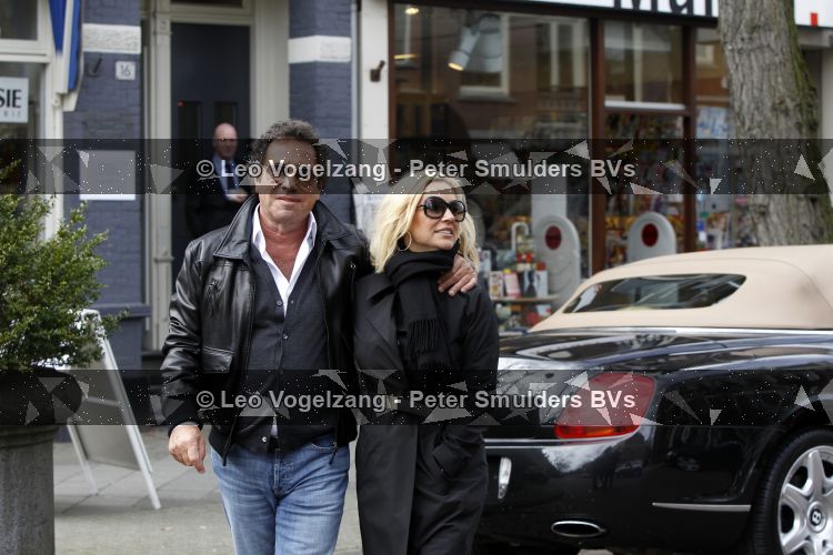 Amsterdam 27 maart 2010
Ronnie Rosenbaum en Tatjana Simic bij bentley cabrio met TAT 900 kenteken.
Peter Smulders bv