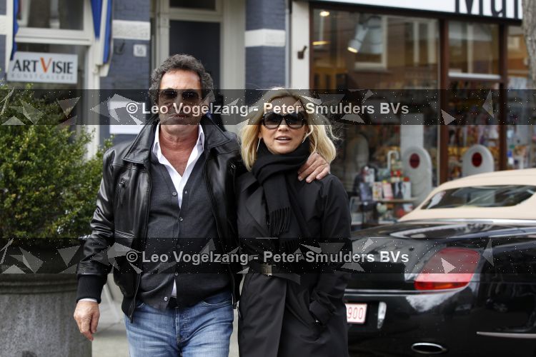 Amsterdam 27 maart 2010
Ronnie Rosenbaum en Tatjana Simic bij bentley cabrio met TAT 900 kenteken.
Peter Smulders bv