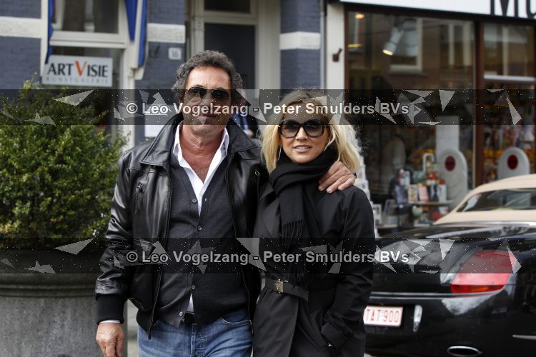 Amsterdam 27 maart 2010
Ronnie Rosenbaum en Tatjana Simic bij bentley cabrio met TAT 900 kenteken.
Peter Smulders bv