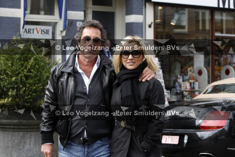Amsterdam 27 maart 2010
Ronnie Rosenbaum en Tatjana Simic bij bentley cabrio met TAT 900 kenteken.
Peter Smulders bv