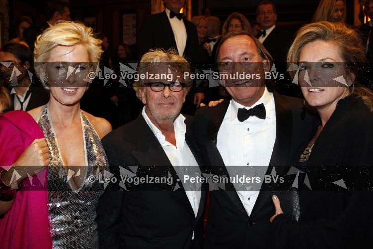 Amsterdam 16 november 2009
Premiere komt een vrouw bij de dochter in Tuschinski.  Jan en Monique des Bouvrie en Theo en Mariska Dietz
Peter Smulders bv