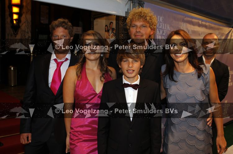Amsterdam 12 april 2010
Premiere de gelukkige huisvrouw in Tuschinski. Heleen en Ton v Royen met kinderen
Peter Smulders bv