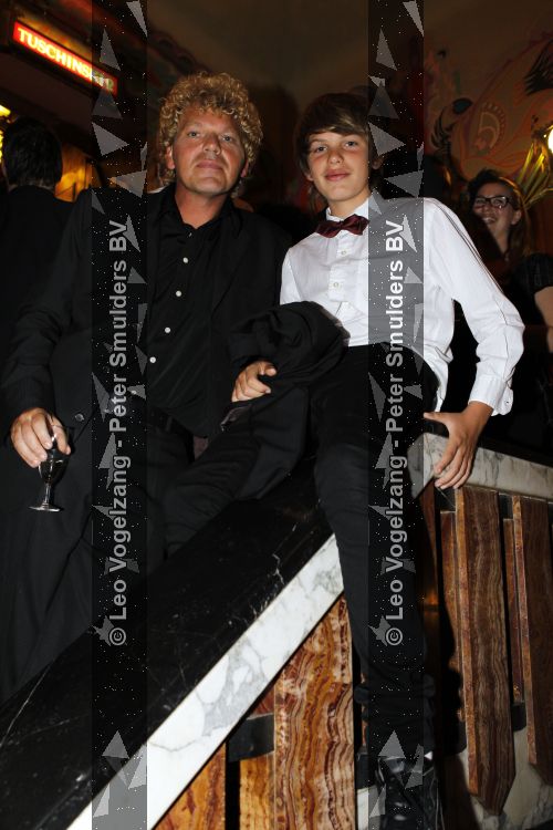 Amsterdam 12 april 2010
Premiere de gelukkige huisvrouw in Tuschinski. Ton v Royen met zoon
Peter Smulders bv