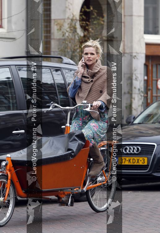 Amsterdam 17 maart 2010
Tooske Ragas hoogzwanger op de bakfiets.
Peter Smulders bv