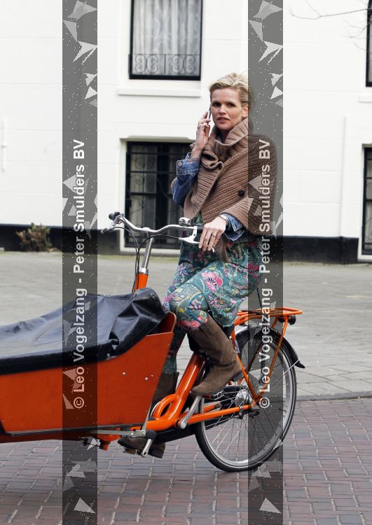 Amsterdam 17 maart 2010
Tooske Ragas hoogzwanger op de bakfiets.
Peter Smulders bv