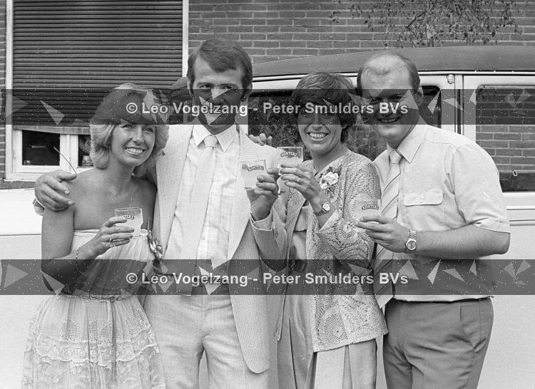 Westerhoven, 1982
Trea Dobbs voor de tweede maal getrouwd met Theo Walraven
Het huwelijk duurde slechts enkele maanden.
Verder op de foto, getuige Willeke Alberti en journalist Ben Holthuis