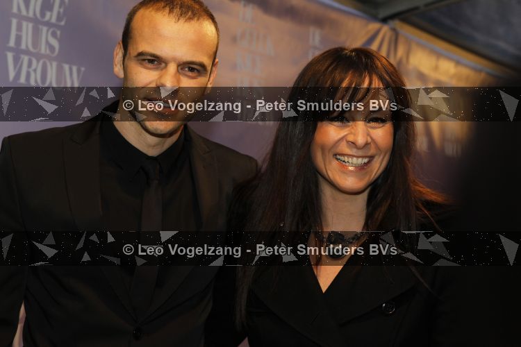 Amsterdam 12 april 2010
Premiere de gelukkige huisvrouw in Tuschinski. Trijntje Oosterhuis met man Sander v d Eeden
Peter Smulders bv