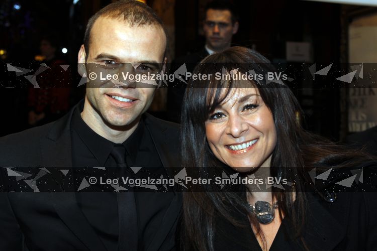 Amsterdam 12 april 2010
Premiere de gelukkige huisvrouw in Tuschinski. Trijntje Oosterhuis met man Sander v d Eeden
Peter Smulders bv