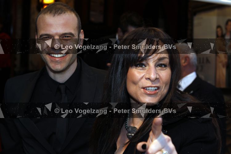 Amsterdam 12 april 2010
Premiere de gelukkige huisvrouw in Tuschinski. Trijntje Oosterhuis met man Sander v d Eeden
Peter Smulders bv