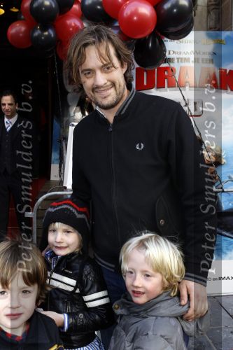 Amsterdam 21 maart 2010
Premiere hoe tem je een draak in Tuschinski. Vincent Croiset met kinderen
Peter Smulders bv
