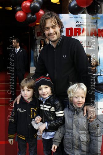 Amsterdam 21 maart 2010
Premiere hoe tem je een draak in Tuschinski. Vincent Croiset met kinderen
Peter Smulders bv