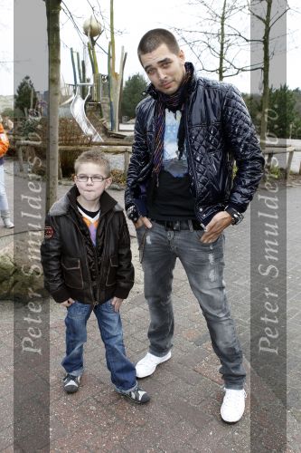 Harderwijk 20 maart 2010
Premiere show in het dolfinarium. Waylon met buddha to buddha armband en zoontje
Peter Smulders bv