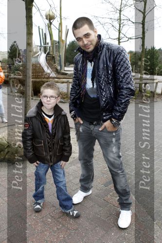 Harderwijk 20 maart 2010
Premiere show in het dolfinarium. Waylon met buddha to buddha armband en zoontje
Peter Smulders bv