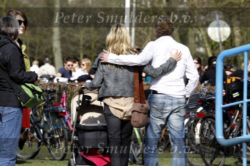 Amsterdam 23 maart 2010
Wendy v Dijk en Erland Galjaard wandelen met lizzy in het vondelpark.
Peter Smulders bv