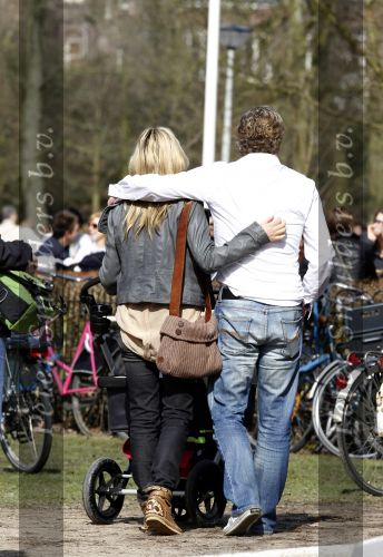 Amsterdam 23 maart 2010
Wendy v Dijk en Erland Galjaard wandelen met lizzy in het vondelpark.
Peter Smulders bv