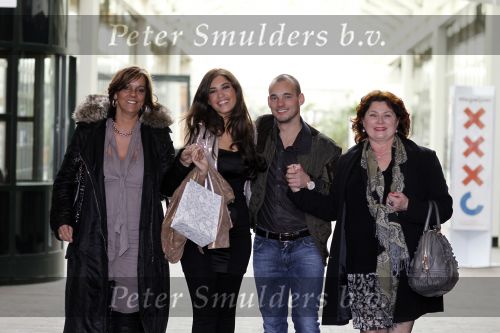 Amsterdam 17 maart 2010
Wesley Sneijder en Yolanthe Cabau v Kasbergen gaan in ondertrouw op het gemeentehuis van Amsterdam. Beide moeders zijn erbij aanwezig.
Peter Smulders bv