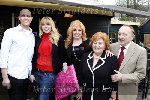 Amsterdam 7 april 2010
Patricia Paay viert haar 62 e verjaardag bij cafe restaurant klein Kalfje.
Yvonne Keeley met ouders en dochter
Peter Smulders bv
