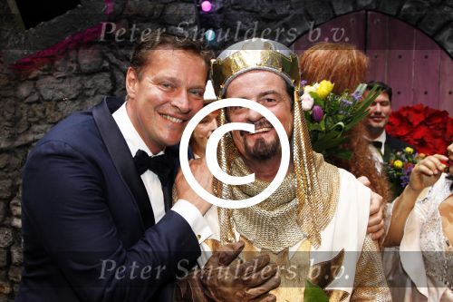 Rotterdam 14 april 2011
Premiere Spamelot in het nieuwe Luxor met in de hoofdrollen oa Johhny Kraaijkamp jr Paul Groot Owen Schumacher en Linda Wagemakers. Albert Verlinde
Peter Smulders bv