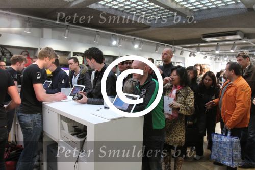 Eindhoven, 25 Maart 2011
Honderden mensen staan in de rij bij Amac voor de nieuwste Apple ipad 2