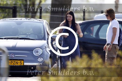 Vinkeveen 19 april 2011
Roxeanne Hazes krijgt haar eerste auto een fiat 500 . Ze ging hem samen met haar moeder Rachel ophalen en daarna aan haar broer Andre jr laten zien op school.
Peter Smulders bv