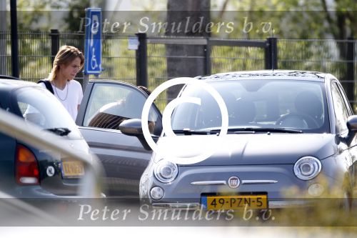 Vinkeveen 19 april 2011
Roxeanne Hazes krijgt haar eerste auto een fiat 500 . Ze ging hem samen met haar moeder Rachel ophalen en daarna aan haar broer Andre jr laten zien op school.
Peter Smulders bv