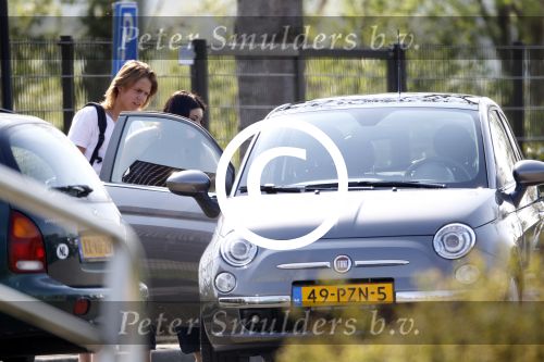 Vinkeveen 19 april 2011
Roxeanne Hazes krijgt haar eerste auto een fiat 500 . Ze ging hem samen met haar moeder Rachel ophalen en daarna aan haar broer Andre jr laten zien op school.
Peter Smulders bv