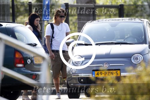 Vinkeveen 19 april 2011
Roxeanne Hazes krijgt haar eerste auto een fiat 500 . Ze ging hem samen met haar moeder Rachel ophalen en daarna aan haar broer Andre jr laten zien op school.
Peter Smulders bv