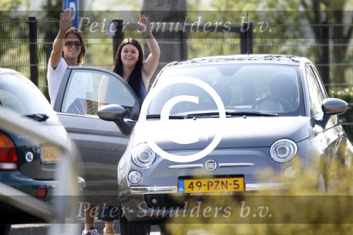 Vinkeveen 19 april 2011
Roxeanne Hazes krijgt haar eerste auto een fiat 500 . Ze ging hem samen met haar moeder Rachel ophalen en daarna aan haar broer Andre jr laten zien op school.
Peter Smulders bv