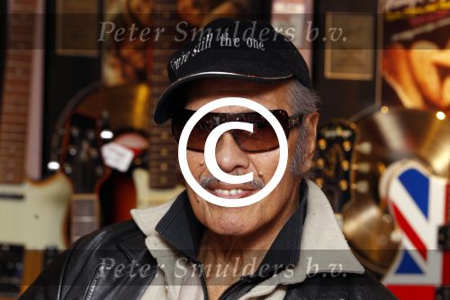 Scheveningen 18 maart 2011
Andy Tielman met vrouw en dochter in Rock en Roll winkel in Scheveningen.
Peter Smulders bv