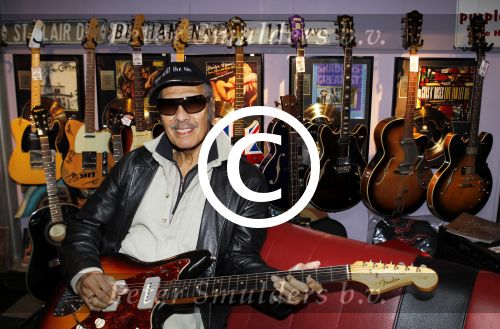 Scheveningen 18 maart 2011
Andy Tielman met vrouw en dochter in Rock en Roll winkel in Scheveningen.
Peter Smulders bv