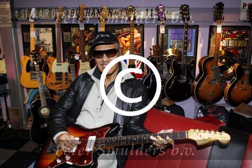 Scheveningen 18 maart 2011
Andy Tielman met vrouw en dochter in Rock en Roll winkel in Scheveningen.
Peter Smulders bv