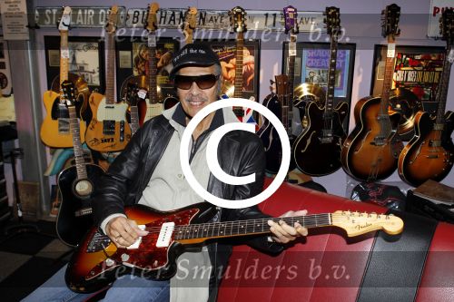 Scheveningen 18 maart 2011
Andy Tielman met vrouw en dochter in Rock en Roll winkel in Scheveningen.
Peter Smulders bv